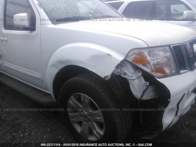 5N1AR18W56C647716 - 2006 NISSAN PATHFINDER LE/SE/XE WHITE photo 6