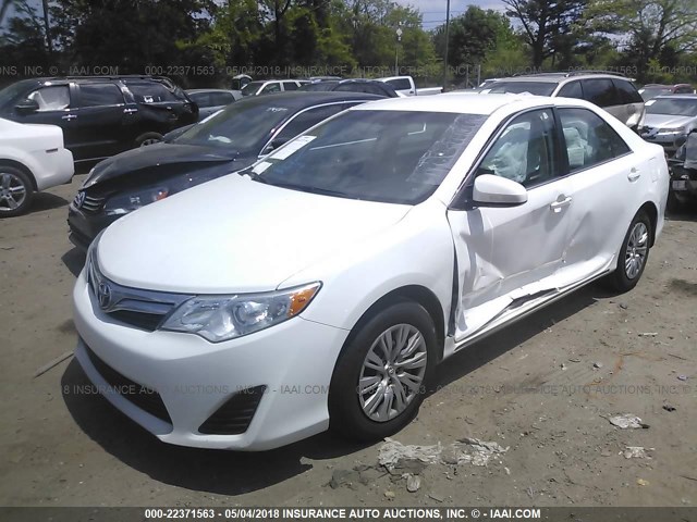 4T1BF1FK2EU454817 - 2014 TOYOTA CAMRY L/SE/LE/XLE 白色 照片 2