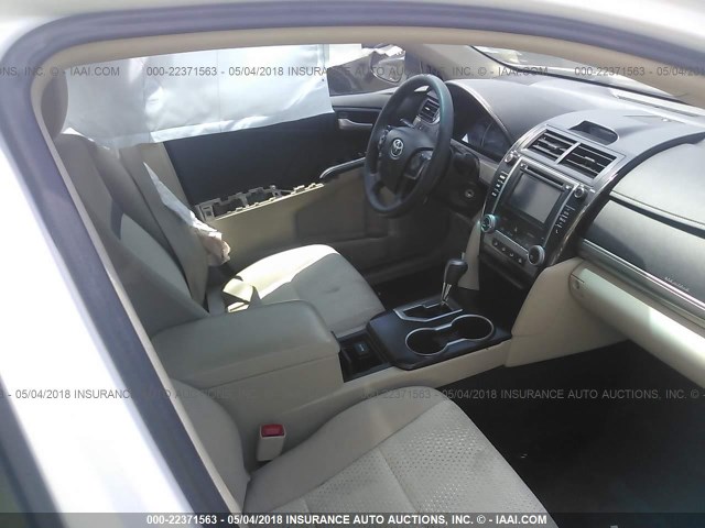 4T1BF1FK2EU454817 - 2014 TOYOTA CAMRY L/SE/LE/XLE 白色 照片 5