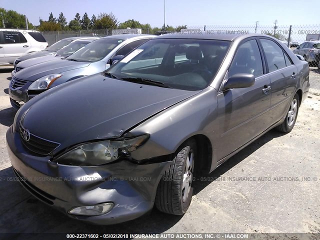 4T1BF32K32U521843 - 2002 TOYOTA CAMRY LE/XLE/SE GRAY photo 2