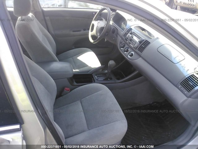 4T1BE32K74U899380 - 2004 TOYOTA CAMRY LE/XLE/SE ვერცხლისფერი ფოტო 5
