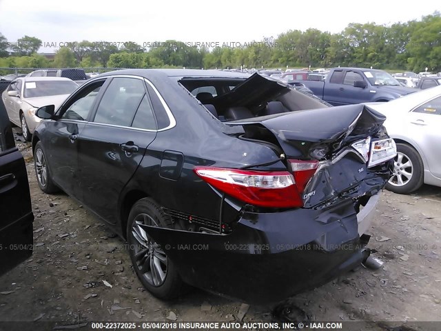 4T1BF1FKXHU348815 - 2017 TOYOTA CAMRY LE/XLE/SE/XSE ლურჯი ფოტო 3