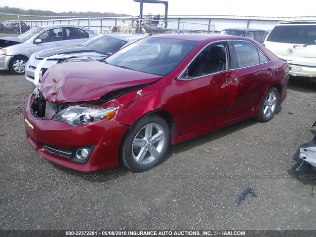 4T1BF1FK4EU756545 - 2014 TOYOTA CAMRY L/SE/LE/XLE RED photo 2