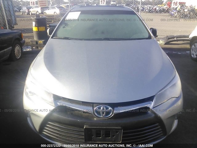 4T1BD1FK5HU207432 - 2017 TOYOTA CAMRY HYBRID/LE/XLE/SE SILVER photo 6