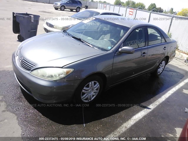 4T1BE32K25U570264 - 2005 TOYOTA CAMRY LE/XLE/SE ნაცრისფერი ფოტო 2