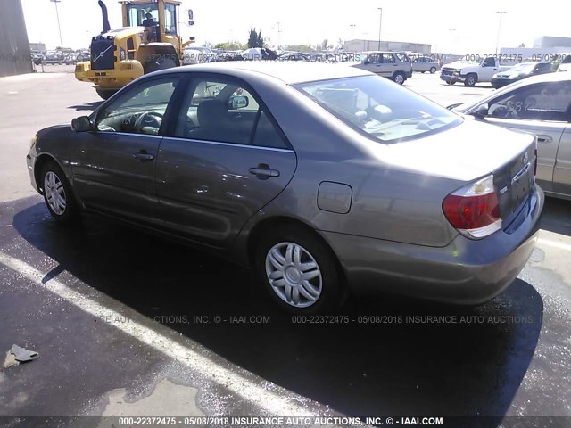 4T1BE32K25U570264 - 2005 TOYOTA CAMRY LE/XLE/SE ნაცრისფერი ფოტო 3