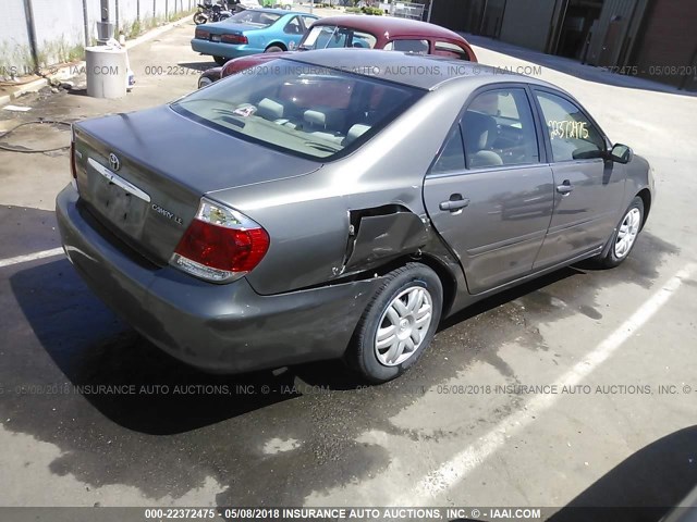 4T1BE32K25U570264 - 2005 TOYOTA CAMRY LE/XLE/SE ნაცრისფერი ფოტო 4