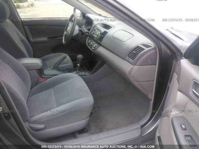 4T1BE32K25U570264 - 2005 TOYOTA CAMRY LE/XLE/SE ნაცრისფერი ფოტო 5
