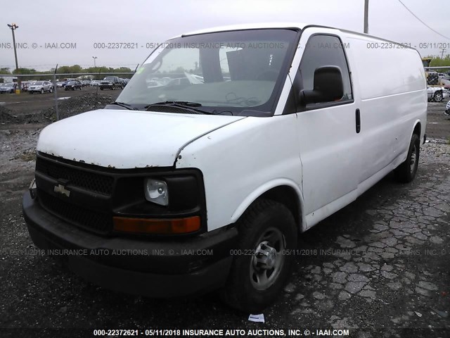 1GCHG39U051161424 - 2005 CHEVROLET EXPRESS G3500  WHITE photo 2