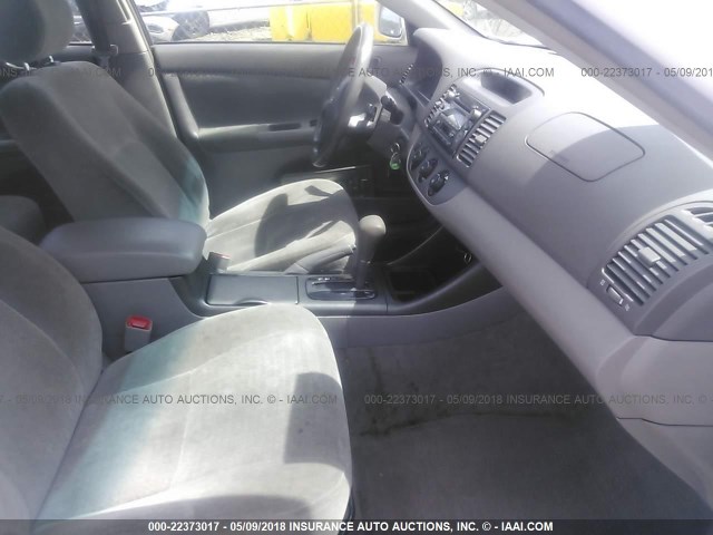 JTDBE32K940274054 - 2004 TOYOTA CAMRY LE/XLE WHITE photo 5
