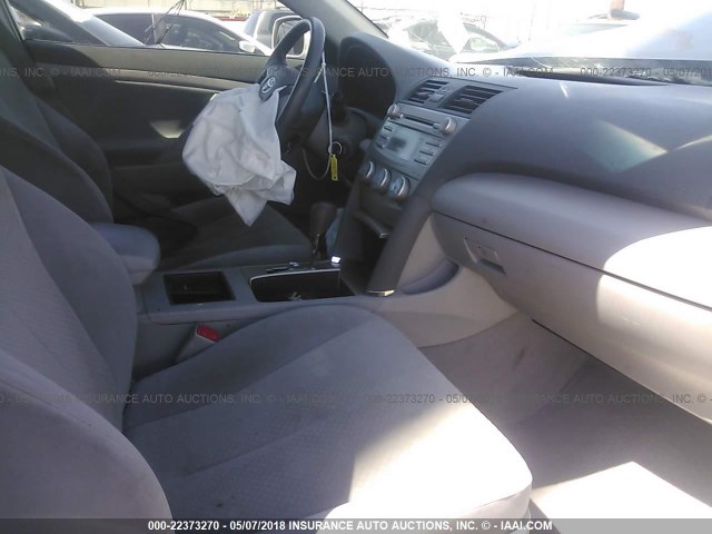 4T4BE46K49R115850 - 2009 TOYOTA CAMRY SE/LE/XLE SILVER photo 5
