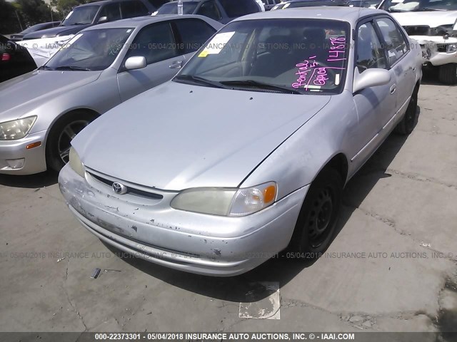 1NXBR12E2YZ411820 - 2000 TOYOTA COROLLA VE/CE/LE SILVER photo 2