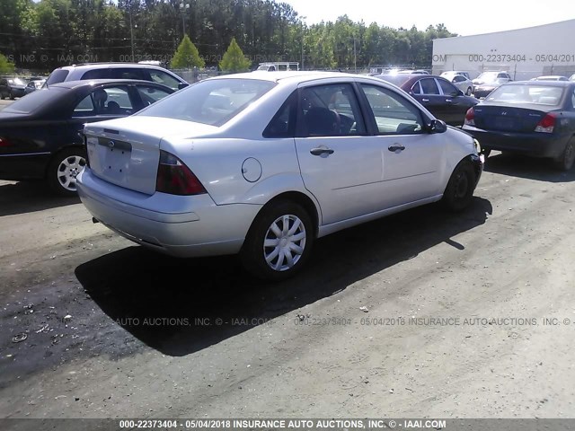 1FAFP34NX7W279841 - 2007 FORD FOCUS ZX4/S/SE/SES 银色 照片 4