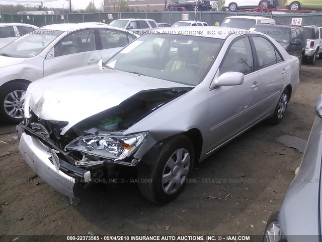 4T1BE32K82U076115 - 2002 TOYOTA CAMRY LE/XLE/SE ვერცხლისფერი ფოტო 2