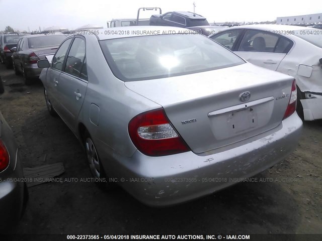 4T1BE32K82U076115 - 2002 TOYOTA CAMRY LE/XLE/SE ვერცხლისფერი ფოტო 3