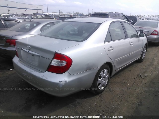 4T1BE32K82U076115 - 2002 TOYOTA CAMRY LE/XLE/SE ვერცხლისფერი ფოტო 4