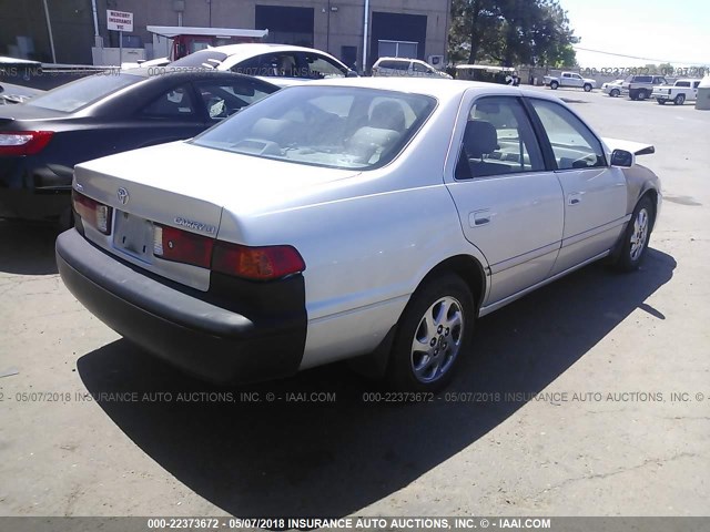 JT2BG22K7Y0427372 - 2000 TOYOTA CAMRY CE/LE/XLE 银色 照片 4