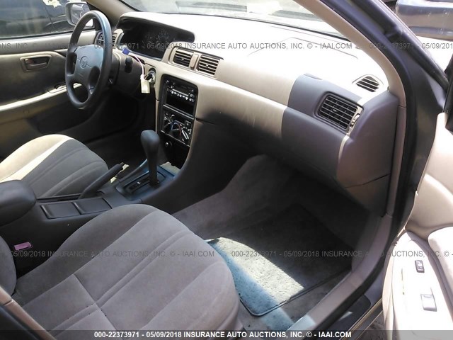 4T1BG22K3XU461903 - 1999 TOYOTA CAMRY CE/LE/XLE 米色 照片 5