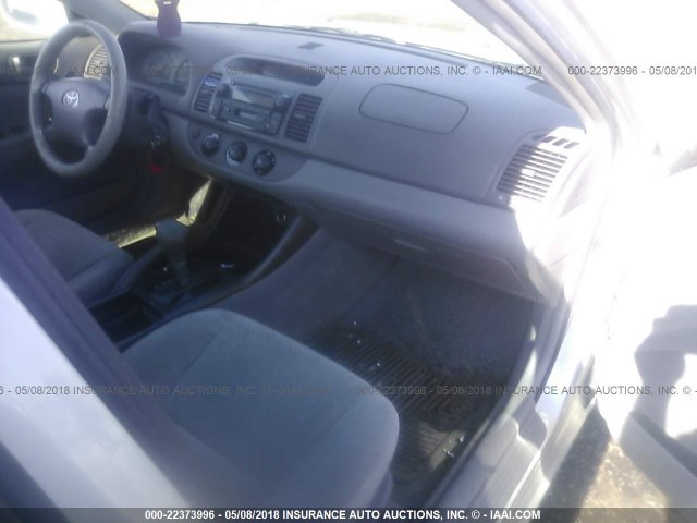 4T1BE30K72U034070 - 2002 TOYOTA CAMRY LE/XLE/SE ოქროსფერი ფოტო 5