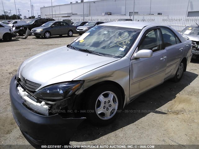 4T1BF32KX2U010615 - 2002 TOYOTA CAMRY LE/XLE/SE 银色 照片 2