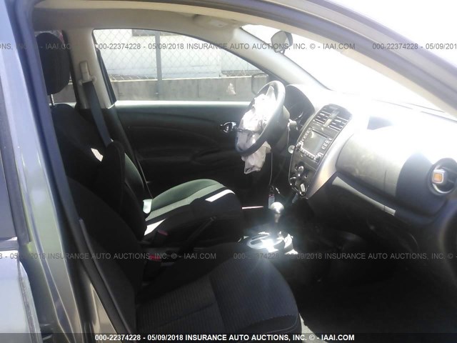 3N1CN7AP4JL822147 - 2018 NISSAN VERSA S/S PLUS/SV/SL GRAY photo 5
