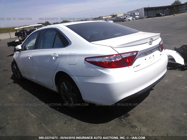 4T1BF1FK0HU331506 - 2017 TOYOTA CAMRY LE/XLE/SE/XSE WHITE photo 3