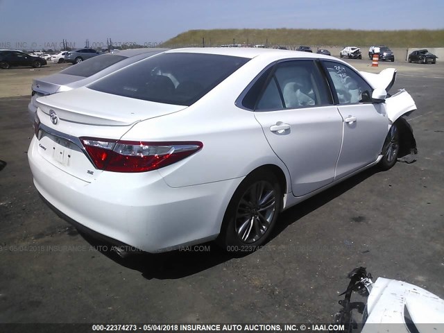 4T1BF1FK0HU331506 - 2017 TOYOTA CAMRY LE/XLE/SE/XSE WHITE photo 4