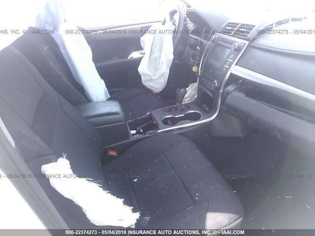 4T1BF1FK0HU331506 - 2017 TOYOTA CAMRY LE/XLE/SE/XSE WHITE photo 5