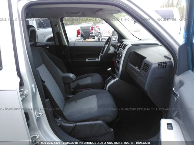 1J8FT28088D706793 - 2008 JEEP PATRIOT SPORT SILVER photo 5