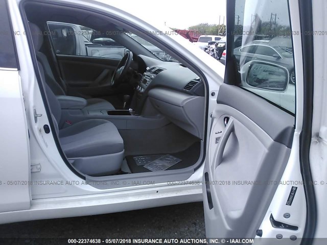 4T1BF3EK6AU550134 - 2010 TOYOTA CAMRY SE/LE/XLE თეთრი ფოტო 5