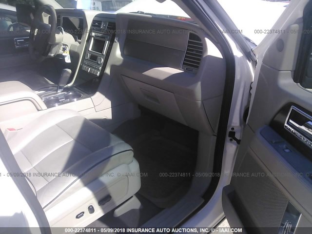 5LMFU275X7LJ07926 - 2007 LINCOLN NAVIGATOR WHITE photo 5
