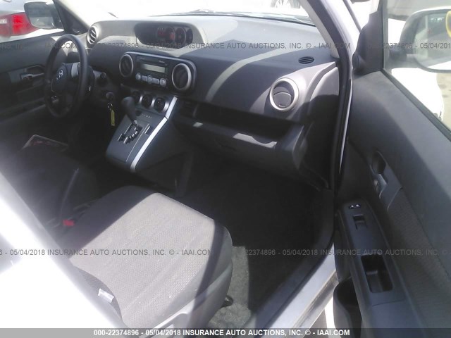 JTLKE50E181028404 - 2008 TOYOTA SCION XB WHITE photo 5