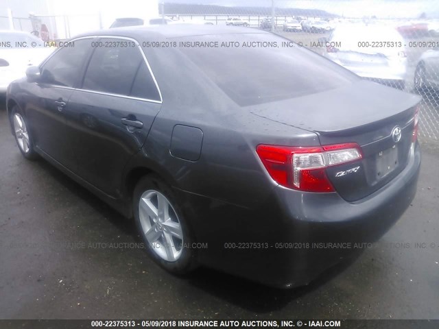 4T1BF1FK4CU145945 - 2012 TOYOTA CAMRY SE/LE/XLE GRAY photo 3