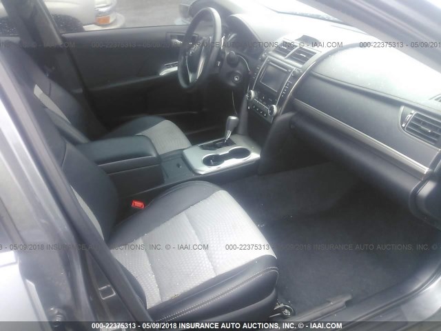 4T1BF1FK4CU145945 - 2012 TOYOTA CAMRY SE/LE/XLE GRAY photo 5
