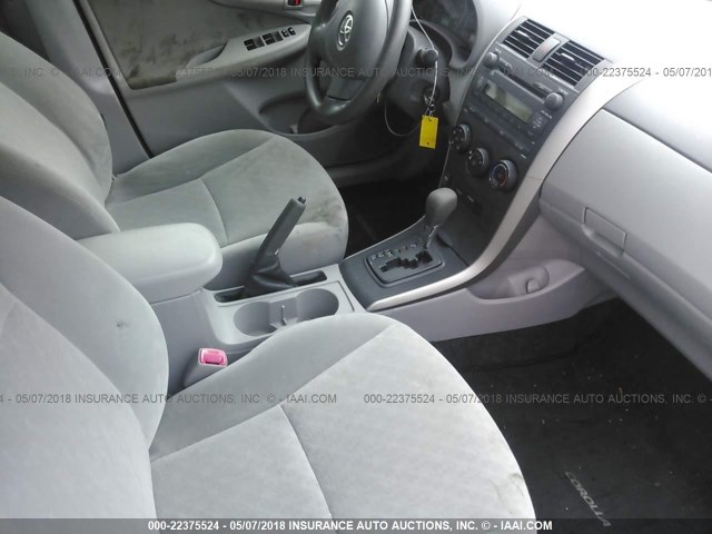 JTDBL40E299018897 - 2009 TOYOTA COROLLA LE/XLE SILVER photo 5