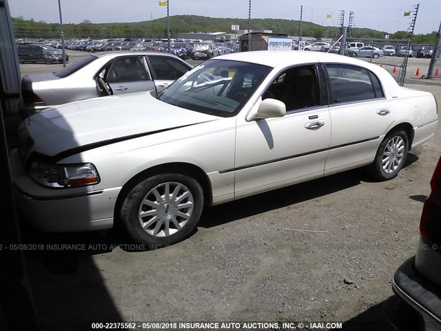 1LNHM81W77Y637838 - 2007 LINCOLN TOWN CAR SIGNATURE WHITE photo 2