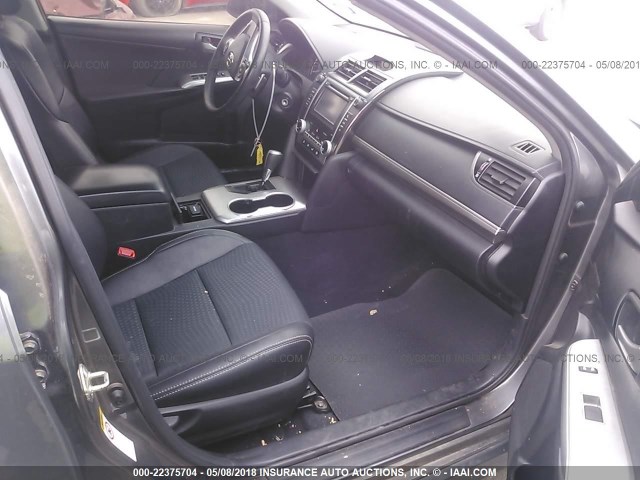 4T1BF1FK9EU307300 - 2014 TOYOTA CAMRY L/SE/LE/XLE 灰色 照片 5