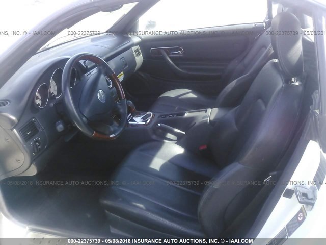 WDBKK65F61F193576 - 2001 MERCEDES-BENZ SLK 320 WHITE photo 8