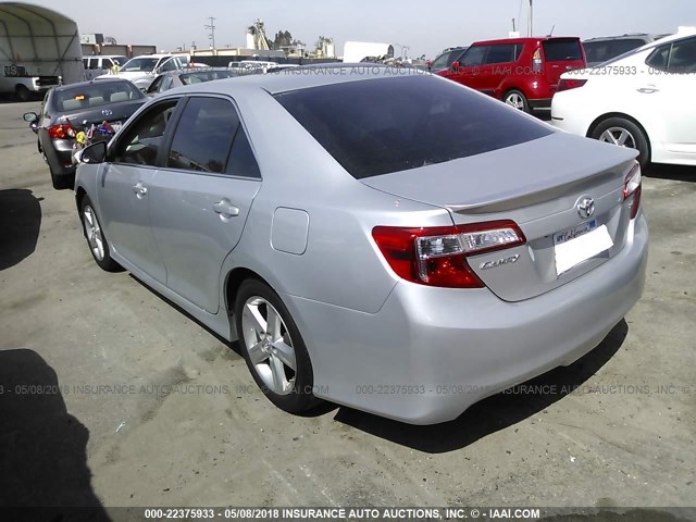 4T1BF1FK1EU391323 - 2014 TOYOTA CAMRY L/SE/LE/XLE 银色 照片 3
