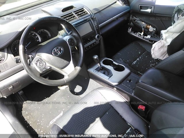 4T1BF1FK1EU391323 - 2014 TOYOTA CAMRY L/SE/LE/XLE 银色 照片 5