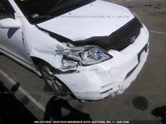 2T1LR38E03C082052 - 2003 TOYOTA COROLLA MATRIX XR WHITE photo 6