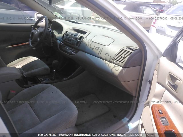 4T1BE32K42U049476 - 2002 TOYOTA CAMRY LE/XLE/SE თეთრი ფოტო 5