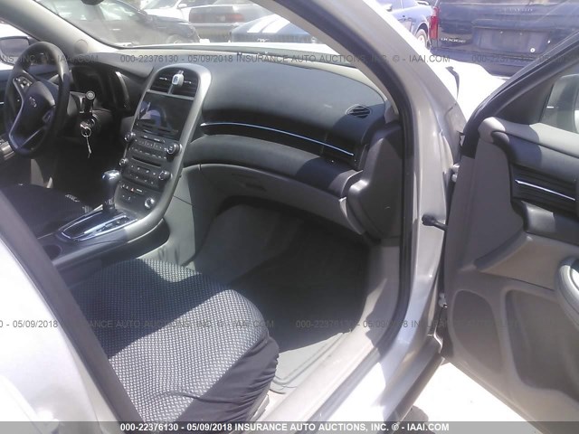 1G11B5SA0DF180531 - 2013 CHEVROLET MALIBU LS 银色 照片 5