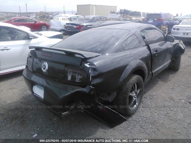1ZVFT82H655103112 - 2005 FORD MUSTANG GT BLACK photo 4