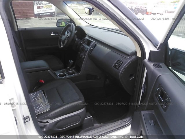 2FMGK5B88DBD37105 - 2013 FORD FLEX SE WHITE photo 5