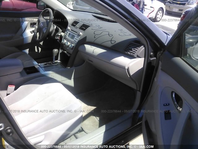 4T4BE46KX9R050597 - 2009 TOYOTA CAMRY SE/LE/XLE GRAY photo 5
