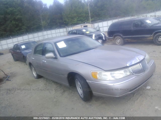 1LNHM81W0XY713819 - 1999 LINCOLN TOWN CAR EXECUTIVE GOLD photo 1