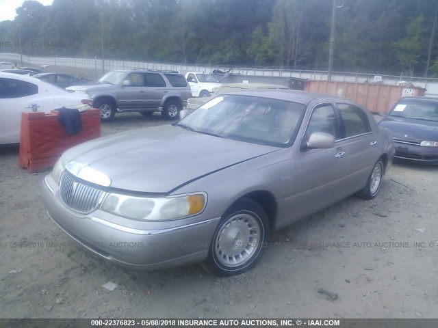 1LNHM81W0XY713819 - 1999 LINCOLN TOWN CAR EXECUTIVE GOLD photo 2