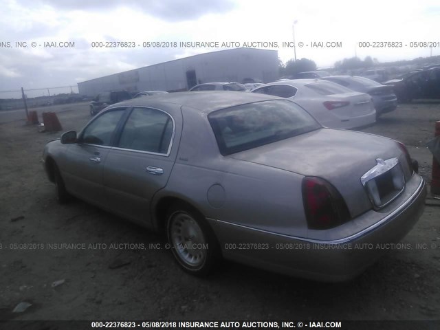 1LNHM81W0XY713819 - 1999 LINCOLN TOWN CAR EXECUTIVE GOLD photo 3
