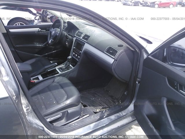 1VWBN7A38CC039740 - 2012 VOLKSWAGEN PASSAT SE GRAY photo 5